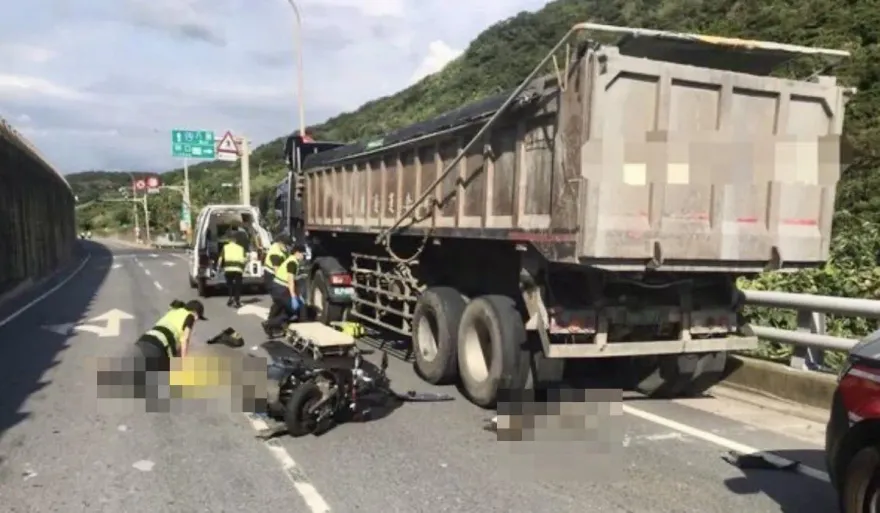 快訊/新北林口機車撞砂石車車禍　46歲男騎士骨折命危送醫不治