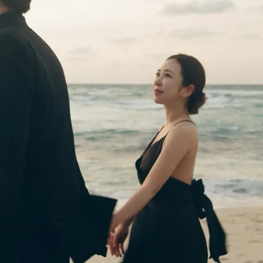 《順風婦產科》美月要結婚了！　金成恩甜曬「海邊牽手」婚紗照告白尪：他給我勇氣