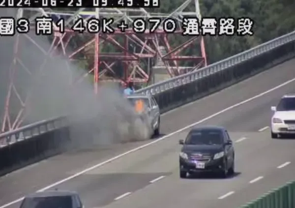 影/「高溫黃色燈號」太熱！國3苑裡段「車秒變火球」駕駛急逃