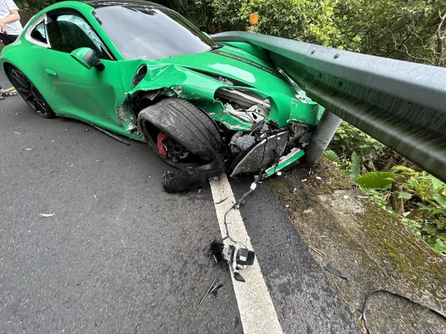 影/拓海差點填海！北宜700萬保時捷過彎「開上山壁」　卡護欄車輪變形