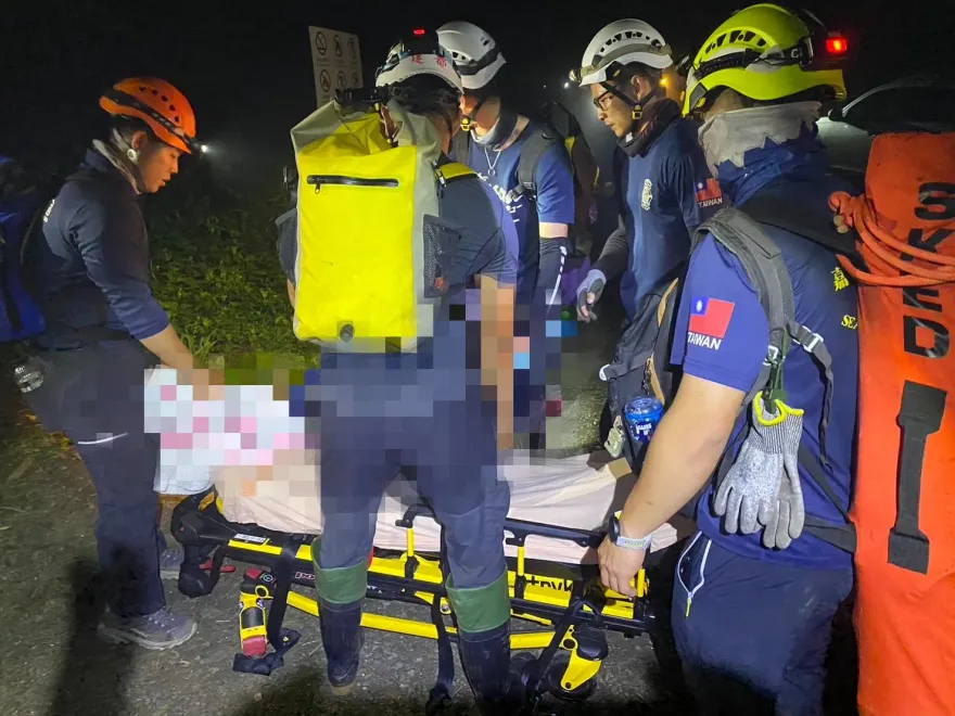 快訊/24人攻阿里山出事！65歲婦跌落北霞林道50米邊坡　頭部外傷緊急送醫