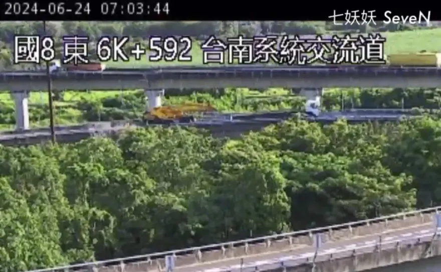 快訊/一度全線封閉！　國8西向台南系統交流道「巨型鐵片掉落阻路」