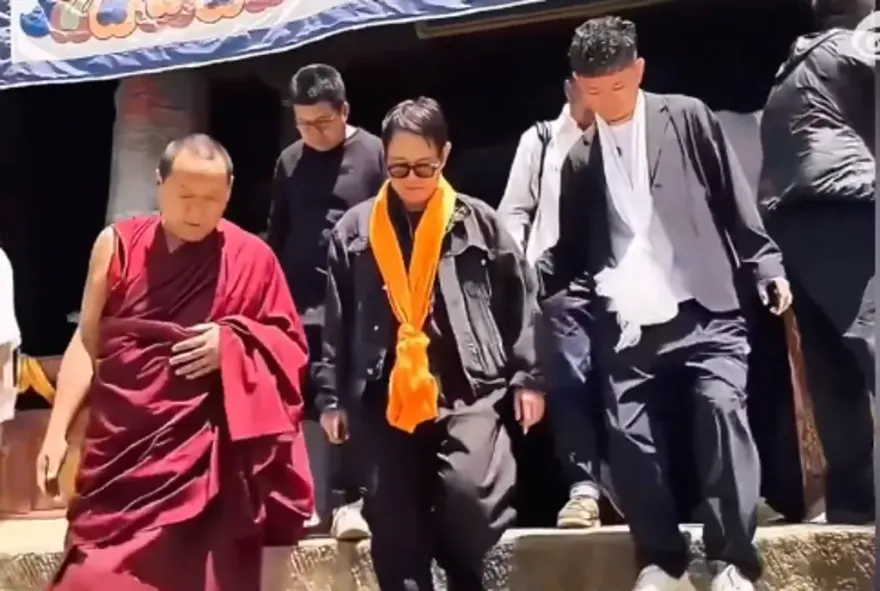 李連杰「下階梯被攙扶」全被拍！遭拱表演打拳　突嗆：我不跟網紅混