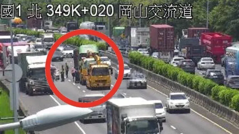 快訊/天熱心浮氣躁！國1岡山段「4車追撞」　佔中外車道回堵6公里