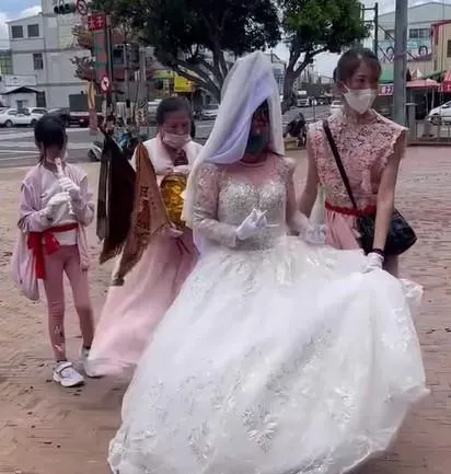 觀音大士穿婚紗被譏合婚「關世音」　新營太子宮：還以為來拍婚紗