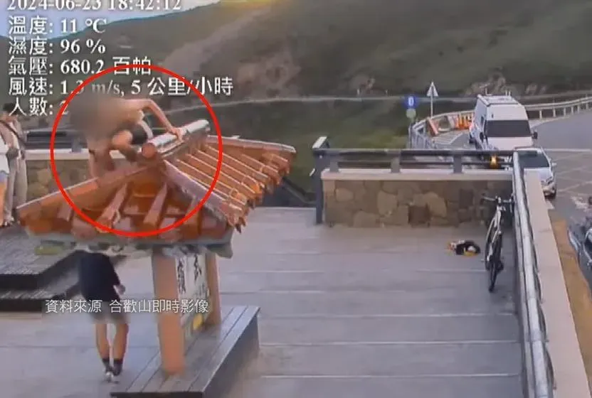單車男裸上身「徒手爬武嶺亭」拍照　脫序畫面全都錄！網批：哪來的猴子