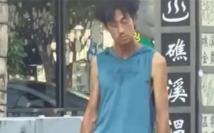 快訊/直擊！唐治平「搖頭晃腦」現身頭城、礁溪　拍打車輛作勢攻擊人