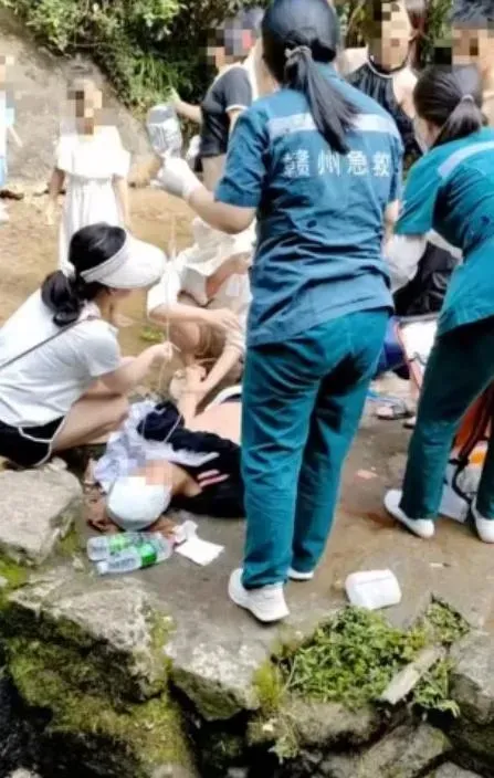 離譜！瀑布頂端「擺桌聚餐」　男子腳滑「5樓高墜地」頭破血流昏迷