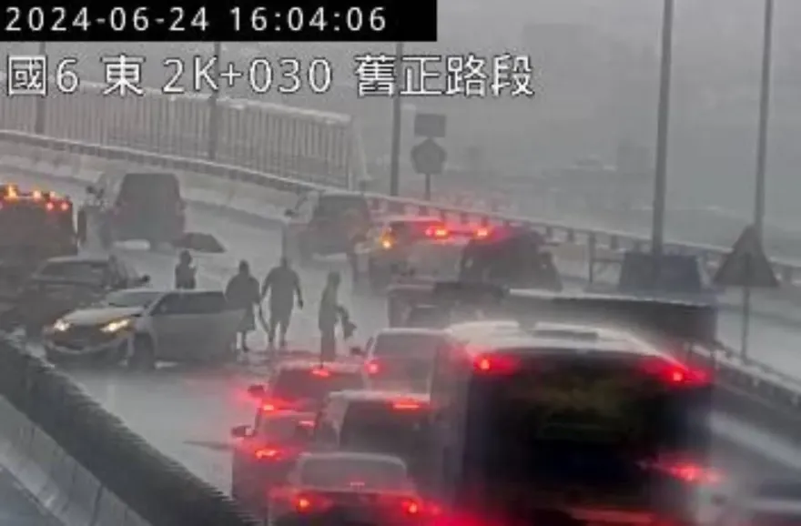 快訊/雨天路滑！國6舊正交流道「4車連環撞」　車流暫走槽化線