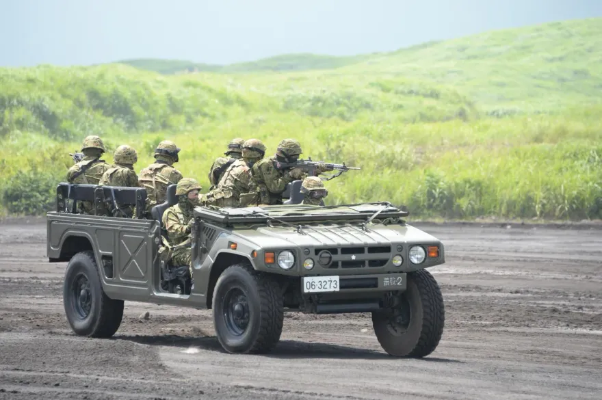 日自衛隊軍車對撞觀光巴士　1成員死亡7人送醫