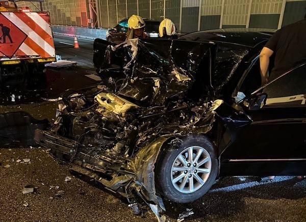 快訊/車頭全毀！國1北向33.7公里轎車追尾2施工車　4人傷駕駛一度卡車內