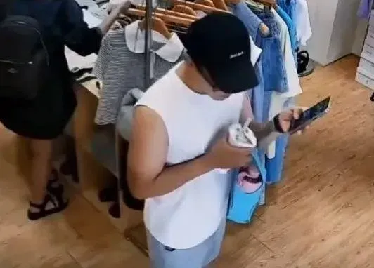影/彰化噁男大鬧服飾店！風扇前掀衣吹汗臭身體　遭勸阻秒亂吐粉圓嗆：去報警