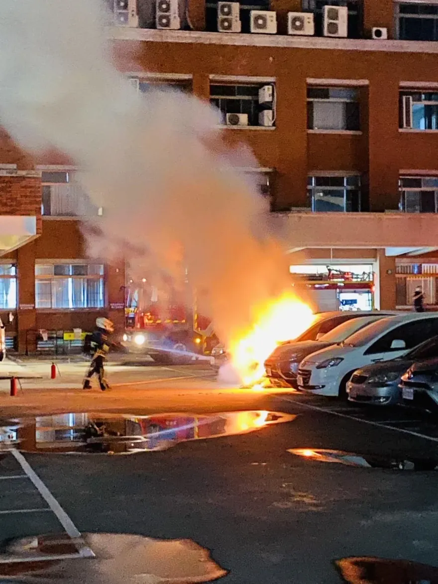 快訊/彰化警局火燒車！偵防車停平面車位「莫名燒起來」　熊熊烈焰狂竄畫面曝