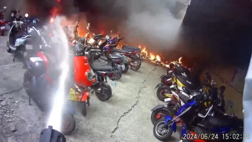 影/天乾物燥！竹縣湖口60輛機車燒光光　所幸無人受傷