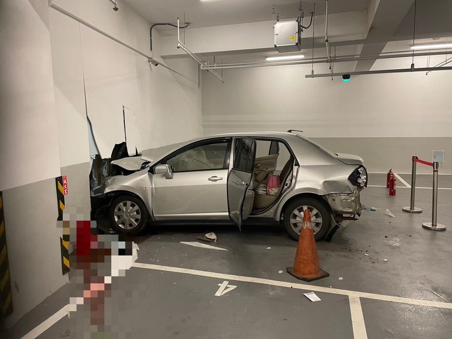影/倒車再前進狂加速「連牆都撞破」！中壢7旬翁停車詭死　地上都是血