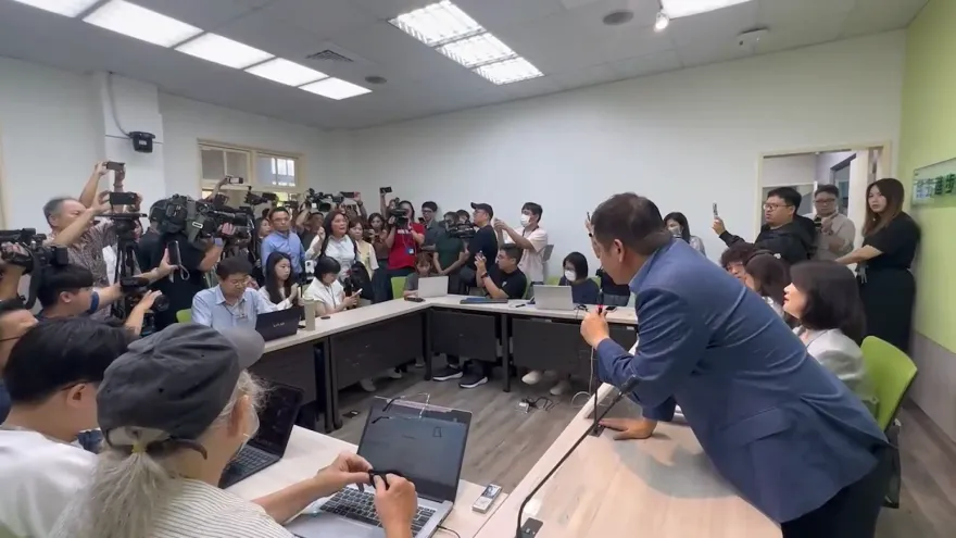 直擊／為何闖入民進黨團？全因這兩個字讓陳玉珍怒了！