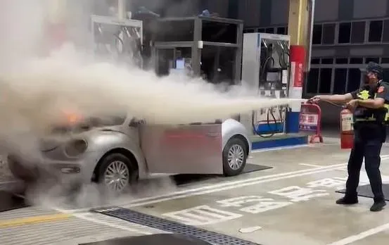 影/差一點爆炸！台中女加油到一半「引擎室竄大火」　驚險畫面曝