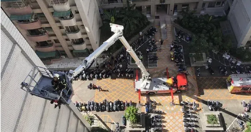 高雄81歲老翁爬窗修冷氣！慘困11樓窗外　超驚險救援嚇壞民眾