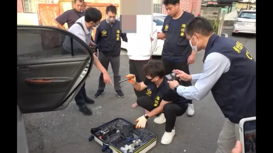 直擊／彰化「阿超」擁手榴彈長短槍強大火力　海巡緝捕落網