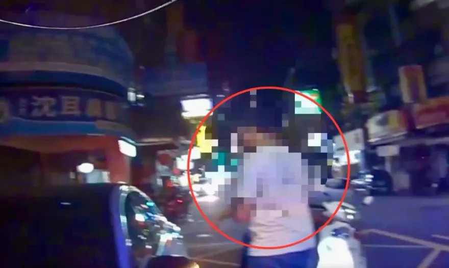 影/新莊男違停見警心虛想烙跑　突暴走拒檢遭逮搜出刀械槍毒