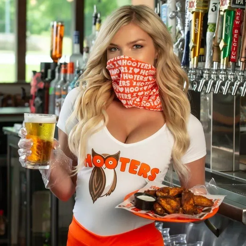 以辣妹服務生聞名！Hooters疑承受不了成本飆漲　關閉40多間分店