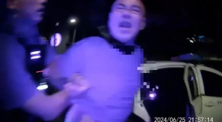 老牌藝人龍天翔喝爛醉「拒付420元車資」！咆哮推警遭壓制　失控畫面流出