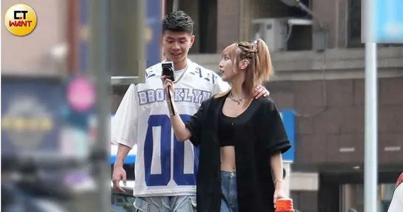 拍到了！「電豹女」草莓疑熱戀同隊球星陳孝榕　搭肩返香閨畫面曝