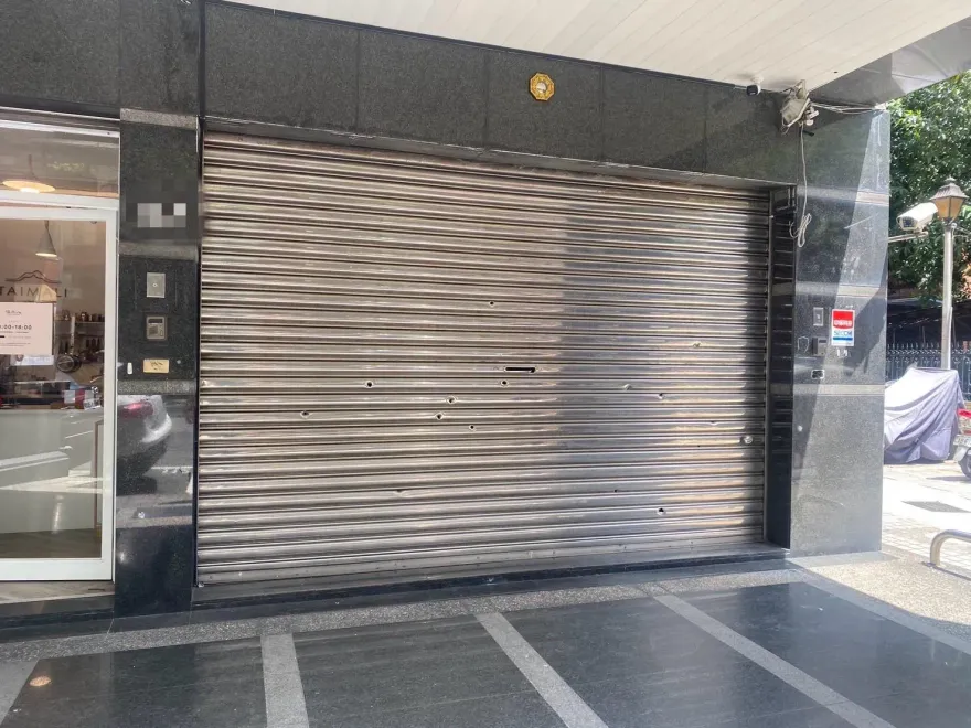 影/新店街頭槍響「滿地彈殼」！招待所鐵門遭掃射淪蜂窩　槍手自行投案