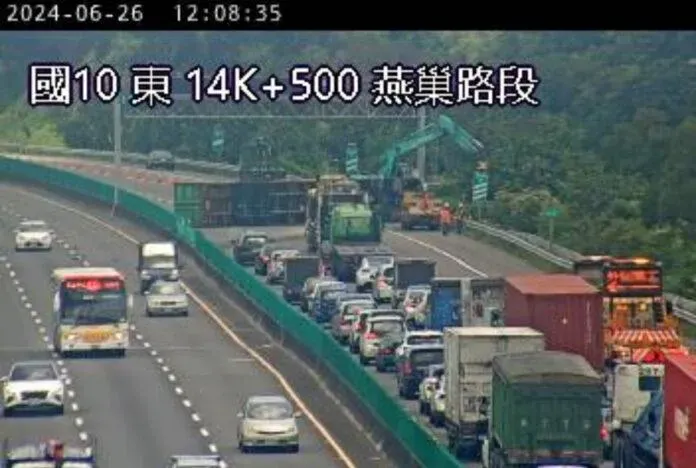 快訊/國10西向13.9K燕巢段封閉！聯結車「橫躺車道」後方大塞車