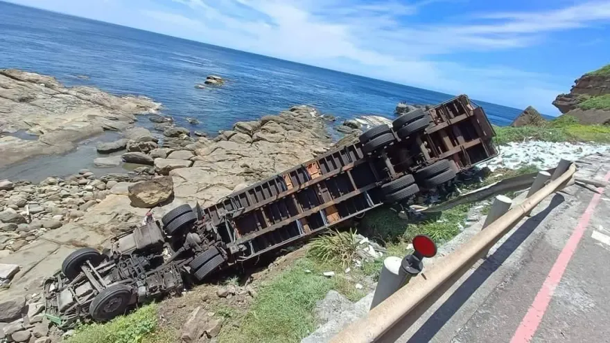 快訊/出事了！台2線瑞芳「貨櫃車衝翻海岸邊坡」　駕駛受困無生命跡象