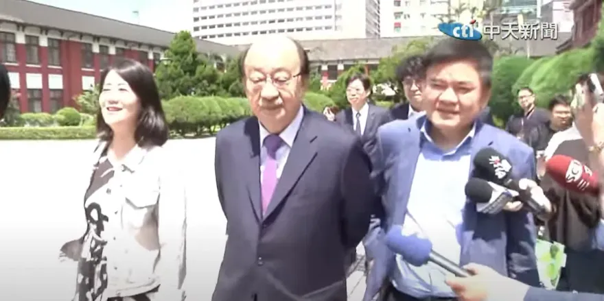 柯建銘親率民進黨團赴司法院提釋憲　憲法法庭書記廳長出面迎接允「審慎處理」