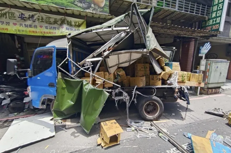 快訊/撞擊瞬間！蘆洲卡車衝撞路邊車輛　現場慘況曝光