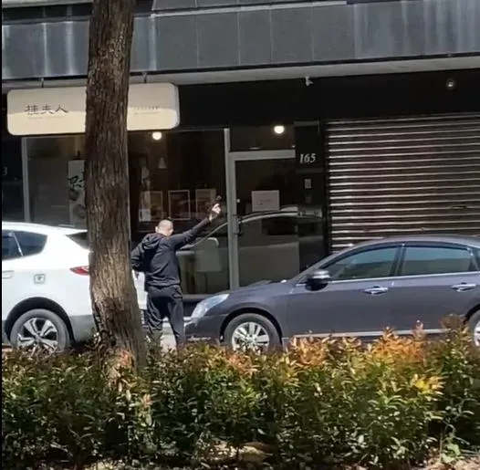 旁邊就是幼兒園！新店會所遭連開17槍　槍手稱與屋主結怨…背後隱情扯黑幫糾紛