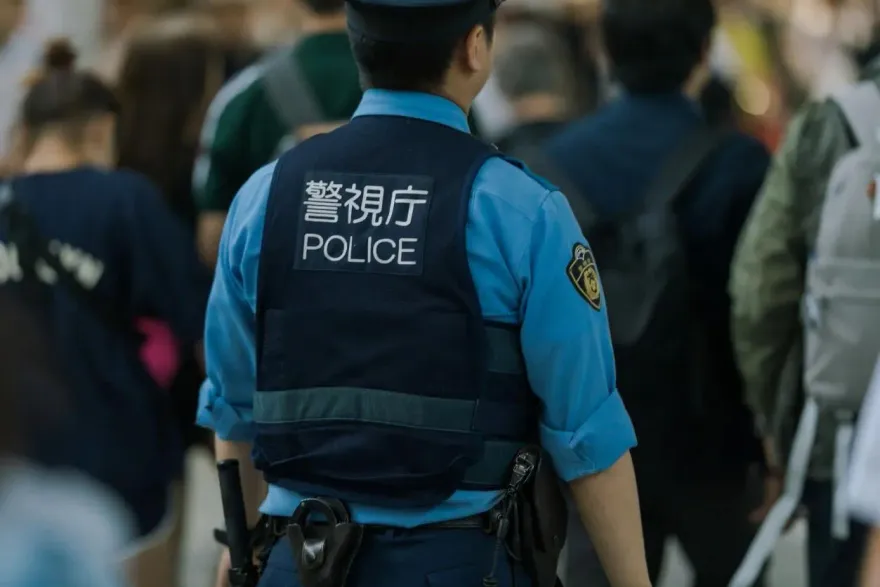 JR新宿站員警突遭女子「持剪刀猛刺腹部」　手沾滿血嚇壞路人
