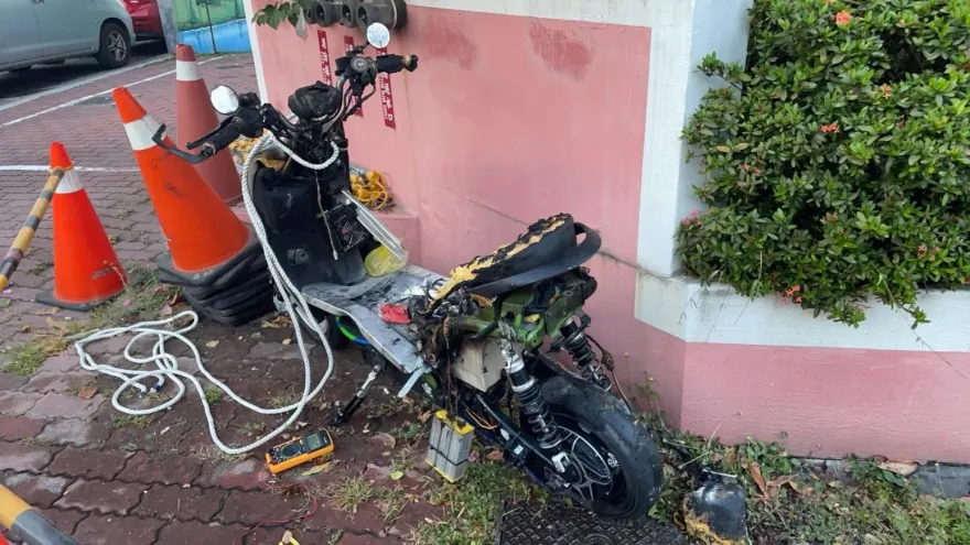 影/高雄男載友做筆錄！警所前驚見二輪電動車「狂冒白煙」　下秒成火球