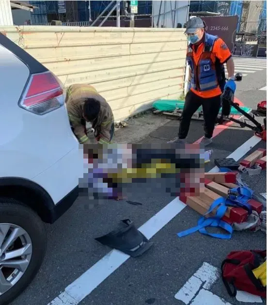 快訊/台南汽機車十字路口相撞！　騎士「噴進路旁轎車底」無生命跡象