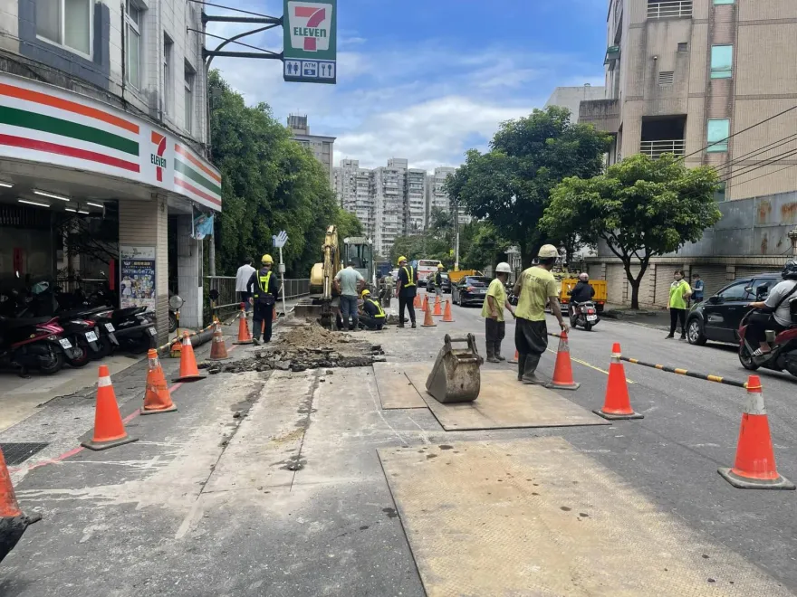 快訊/汐止驚傳瓦斯外洩！消防人員證實：自來水施工挖斷管線…「民眾勿圍觀」