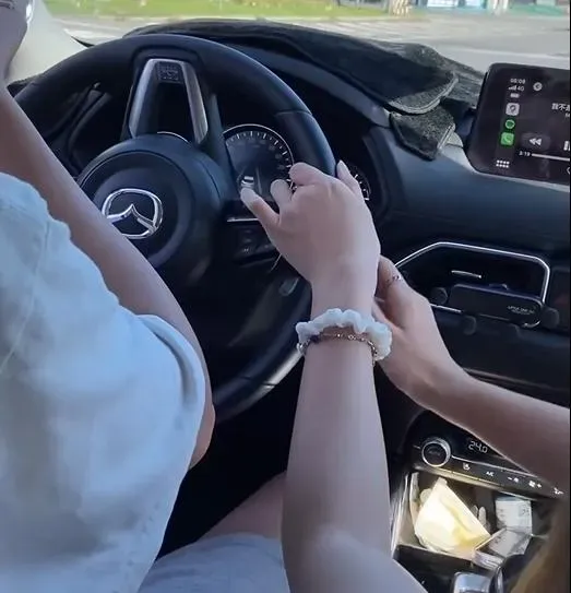 玩命情侶！「副駕女友行車中轉動方向盤」還上傳影片　男友竟讚：厲害喔
