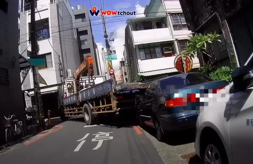 大貨車卡巷口「來回撞違停小客車5次」　網友吃瓜大喊：好療癒