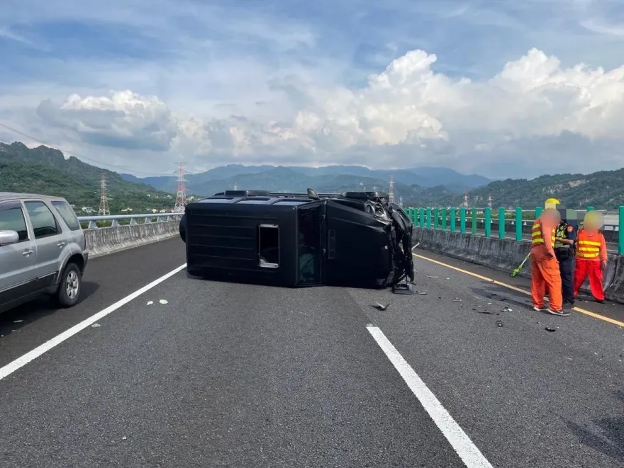 影/！大G狠撞翻車瞬間曝！28歲女駕駛追撞國6緩撞車　車頭全毀2人送醫