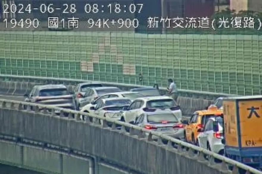 快訊/上班車潮慘卡住！　新竹國1南向95.4公里「多車追撞」後方全堵