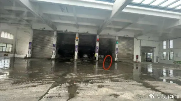 驚悚工安意外！垃圾車將清潔工撞進壓縮箱 　深埋7千噸垃圾海搜救2周找不到