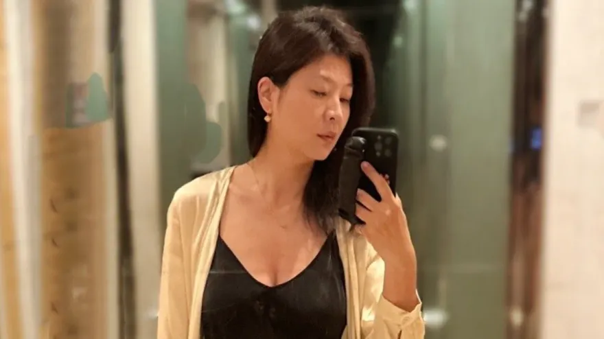 昔上《康熙》辣曬渾圓半球！左永寧突PO素顏、白髮照　50歲近況曝光
