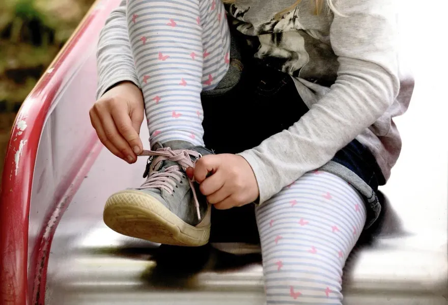 新竹恐怖幼兒園！踹肚子尺打手臂「彩色筆蓋刮臉」　幼子泣「爸爸我臉好痛」