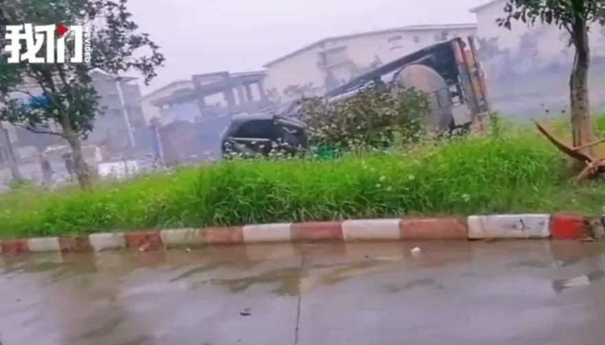 影/驚悚畫面曝！罐車緊急剎車打滑側翻　小客車慘遭壓變形釀5死1傷