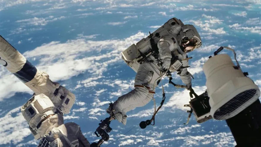 俄退役衛星突解體！近國際太空站「碎成100多片」　太空人緊急避難