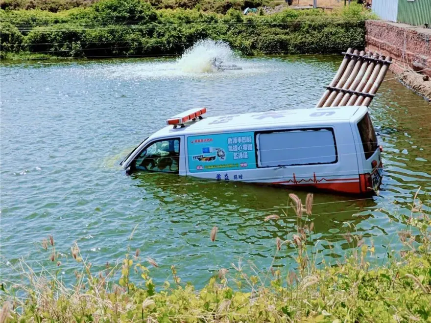 快訊/嘉義救護車值勤遇車禍！「整輛撲通進魚塭」　落水影片曝光