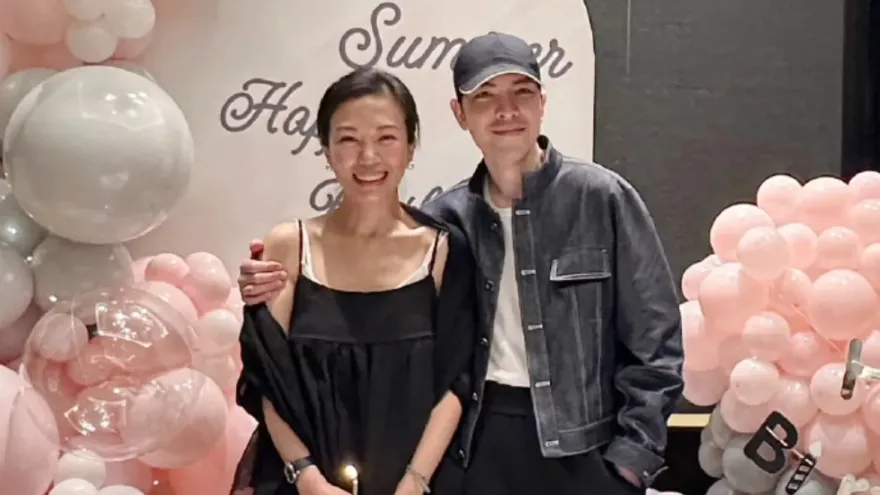 蕭敬騰赴陸包下大樓螢幕放閃！甜喊「永遠在一起」　羞曝老婆Summer暱稱