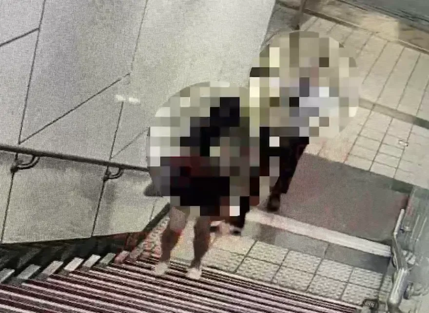 影/北捷東區地下街「緊貼色狼」出沒注意！跟緊緊偷拍裙下「還打閃光燈」