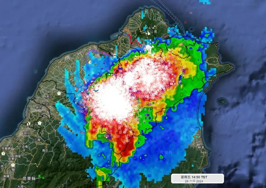 午後大震撼！每分鐘閃電訊號逾500次…2雷雨胞逐漸合併　週末留意大雷雨